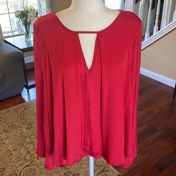 ❌SOLD Jennifer Lopez Silky Satiny Red High Low Top, V neck, Size M - Picture 9 of 9